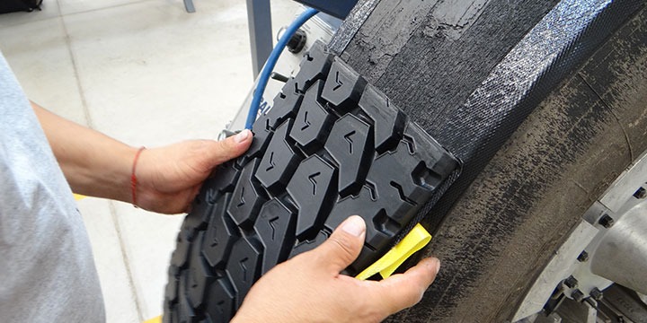 una llanta siendo renovada