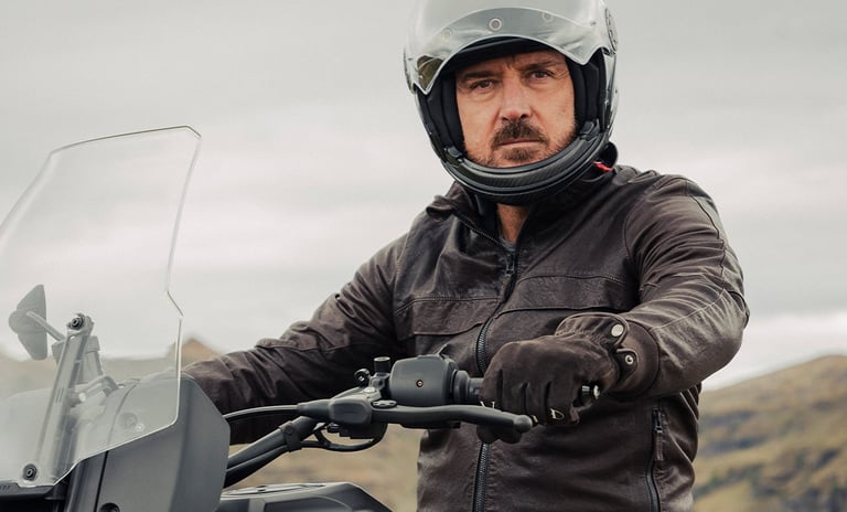 Motocyklista na Harley-Davidson Pan America w kasku modułowym