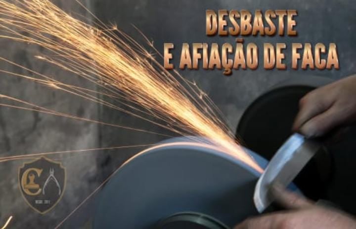 uma pessoa realizando o desbaste no cume de uma faca