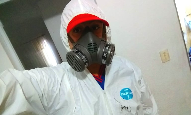 homem com vestimenta de proteção para desentupimento e dedetização