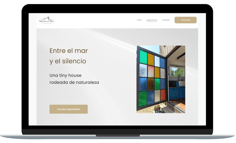Captura de diseño web para Siestas y Olas, landing page minimalista para alquiler de tiny house