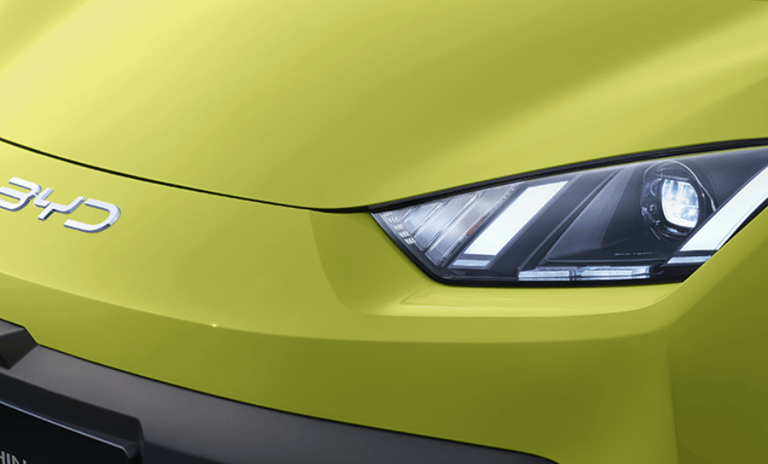 lampu dan tampilan Interior BYD Atto 1 Gresik jok kulit dan dashboard modern