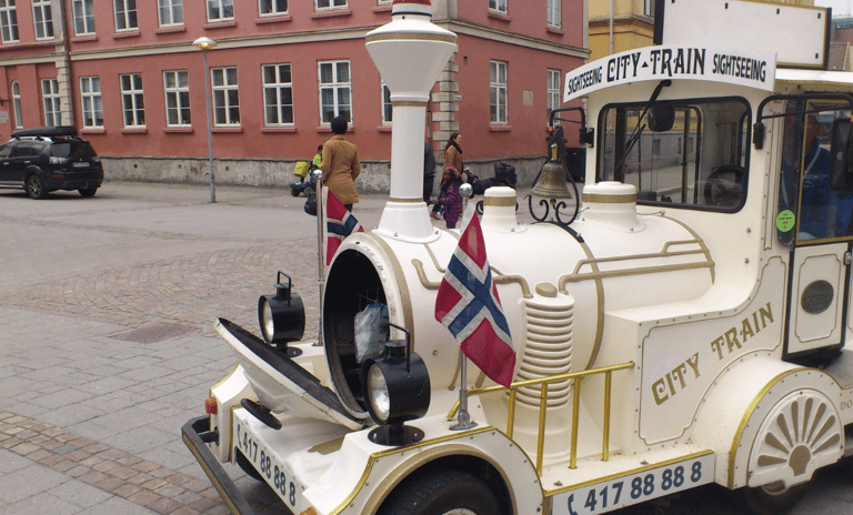 Passeio por Kristiansand no trenzinho turístico tradicional.