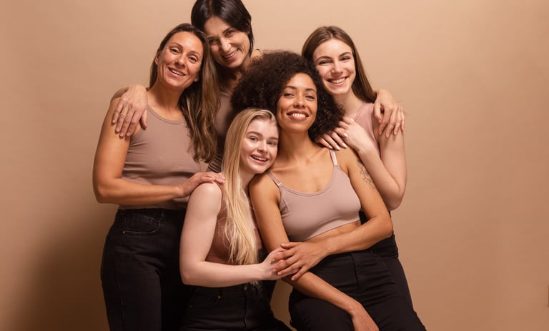 Un groupe de femmes qui honorent leur sororité.  Elles sont souriantes et se soutiennent.