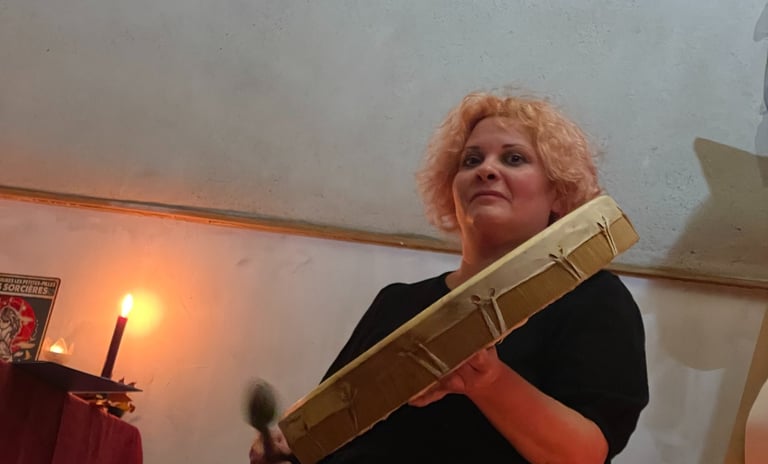 Françoise Houba au tambour chamanique pendant une visualisation guidée