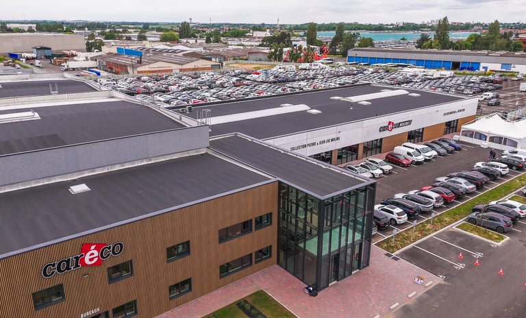un parking avec des voitures garées devant un bâtiment