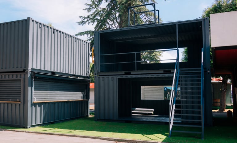 Módulos prefabricados apilados para eventos con estructura de contenedores marítimos