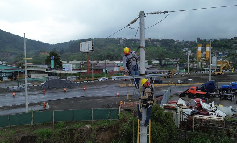 hombres trabajando en un poste electrico comercial