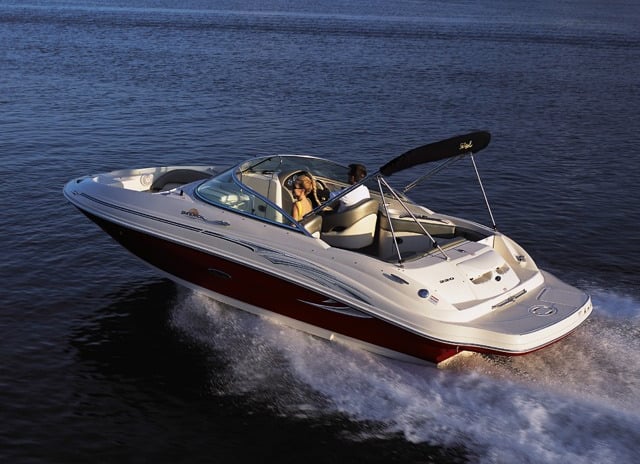 Sea Ray 220 motor yacht available for rent in Lisbon