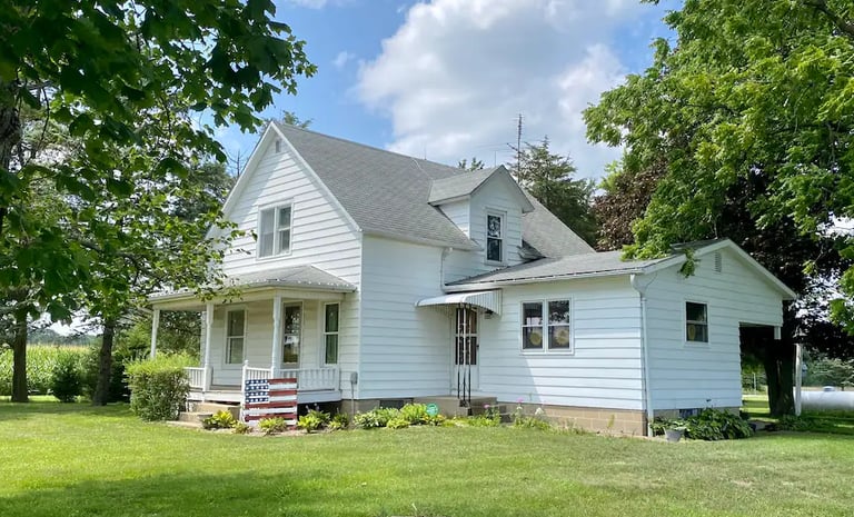 White Farm House Short Term Rental Knoxville Illinois
