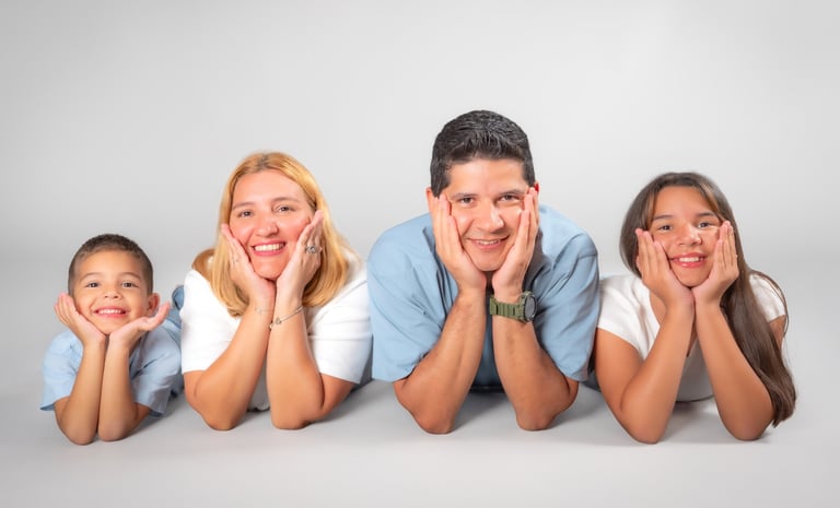 "Un retrato de familia de una pareja con su hija mayor y su niño pequeño"