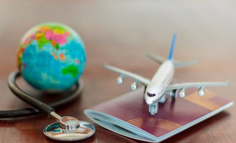 Passaporte, avião miniatura e globo terrestre em cima da mesa