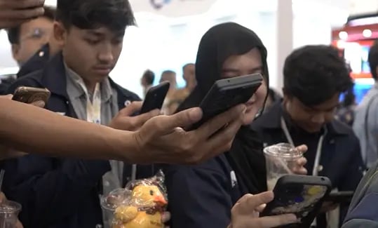 Participant checking points and leaderboard on web-based event app without download