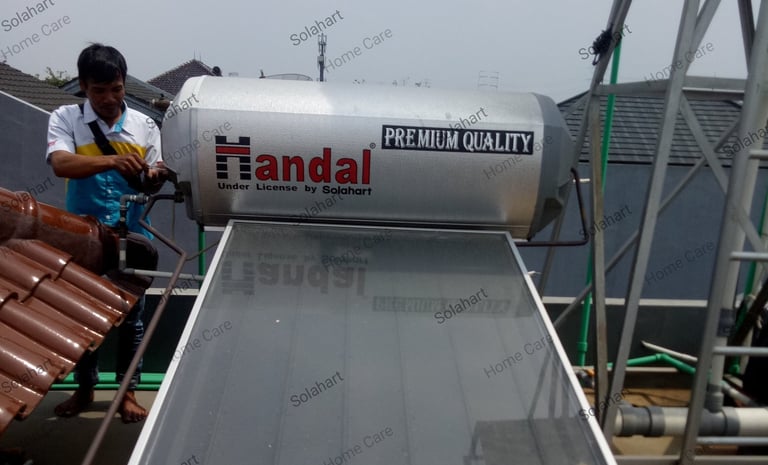 Team solahart HomeCare melakukan service perawatan