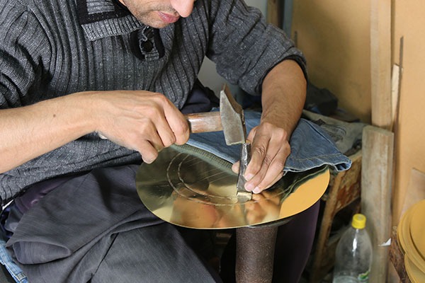 Laiton Maroc une personne qui travaille le laiton