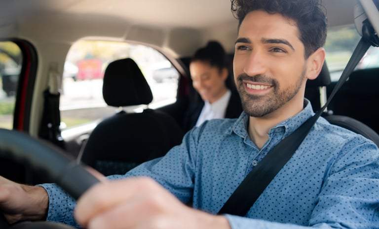 Motorista do aplicativo Apktem transportes conduzindo passageiro com segurança.