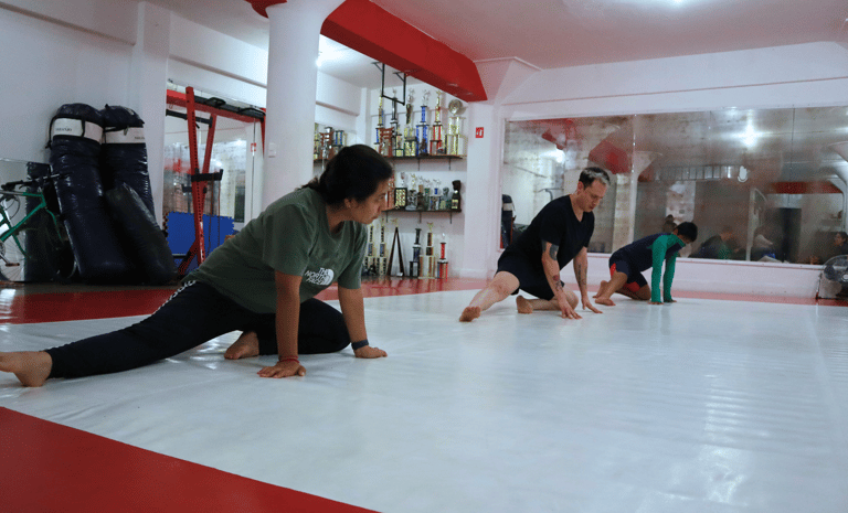 Jovenes entrenando gimnasia en la narvarte