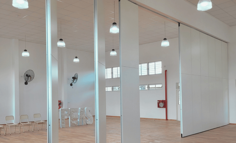 paneles moviles acusticos, de cuatro metros de altura, que permiten dividir un estudio de danzas