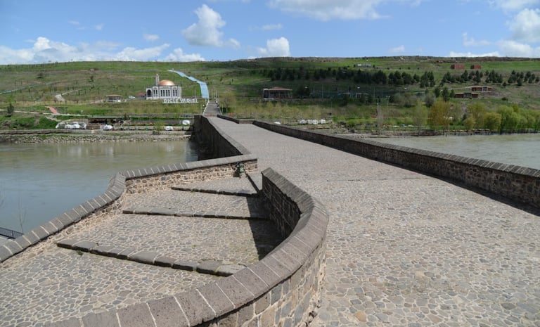 Diyarbakır On Gözlü Köprü