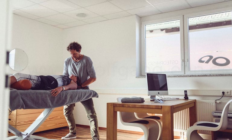 Manuelle Behandlung im Therapieraum