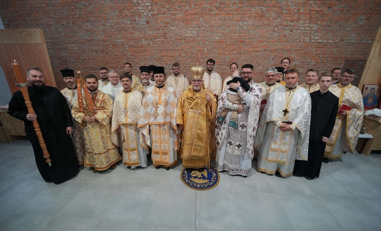 Fotografia všetkých kňazov prítomných na vysviacke Gréckokatolíckeho kostola na Podhradovej