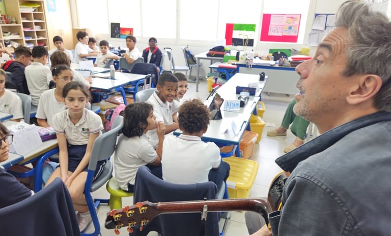 Ben Ricour animant un atelier de chant dans une école