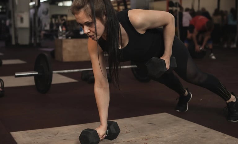 mulher fazendo flexão de braço com peso