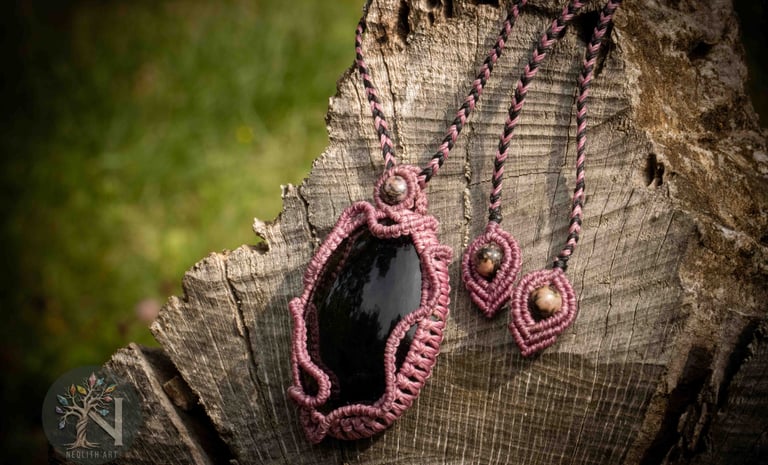 pendentif micro macramé, obsidienne noire, fil rose Linhasita, rhodonite, fait main, art français élégance