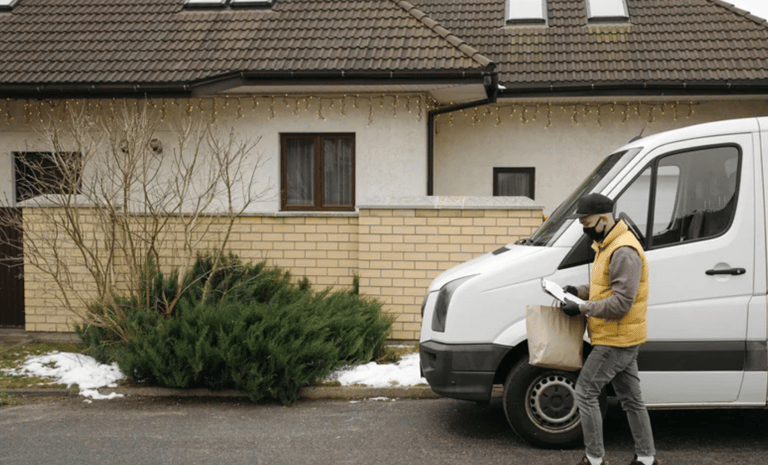 Livreur près de sa camionnette