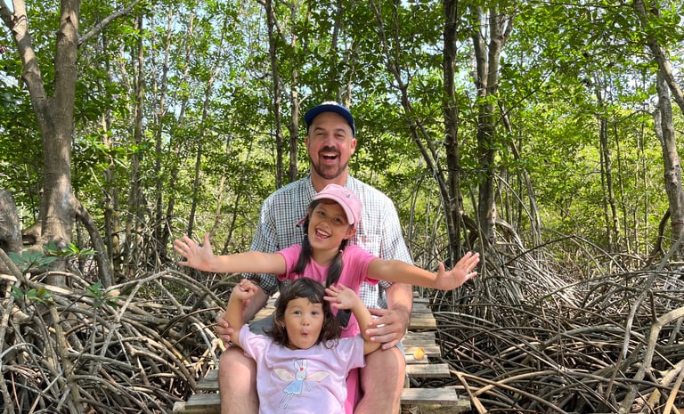 L'expert du Vietnam voyage en famille dans les forêts de mangroves au delta du Mékong