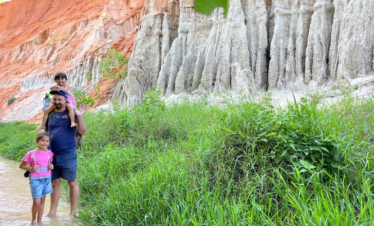 Famille dans le ruisseau de la fée à Mui Ne