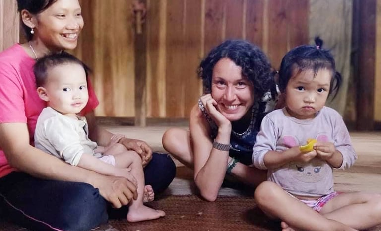 consultora y familia indígena líder en proyecto de agricultura ecológica