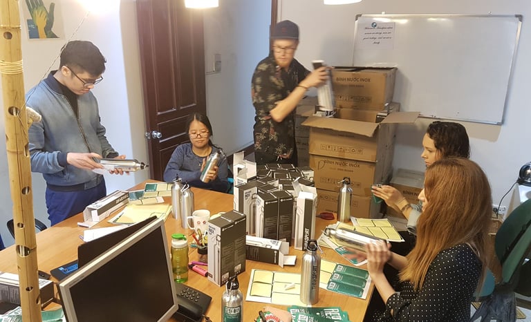 equipo Handspan y ong local preparando la iniciativa "Refill Hanoi"