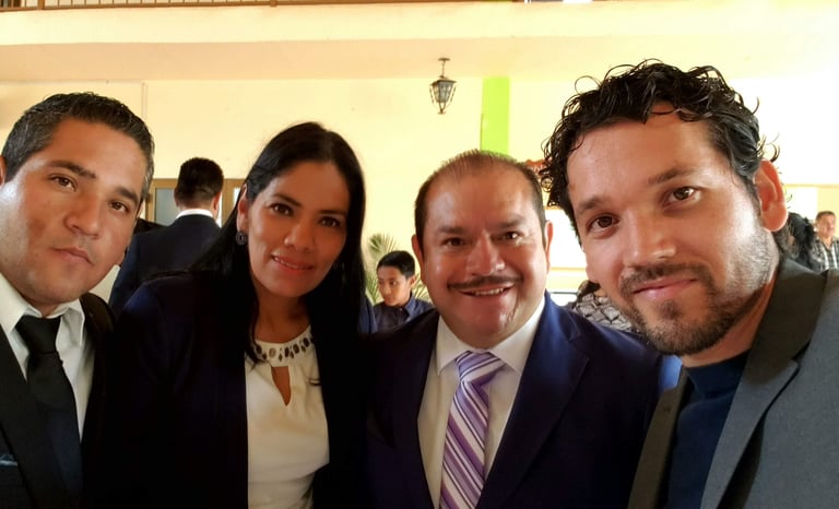 Joan Méndez y tres personas en una presentación de proyectos de negocios