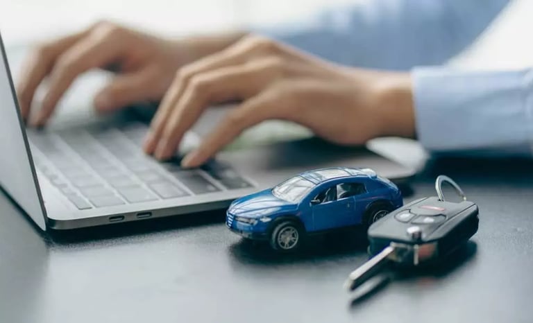 менеджер з продажу авто друкує на комп'ютері