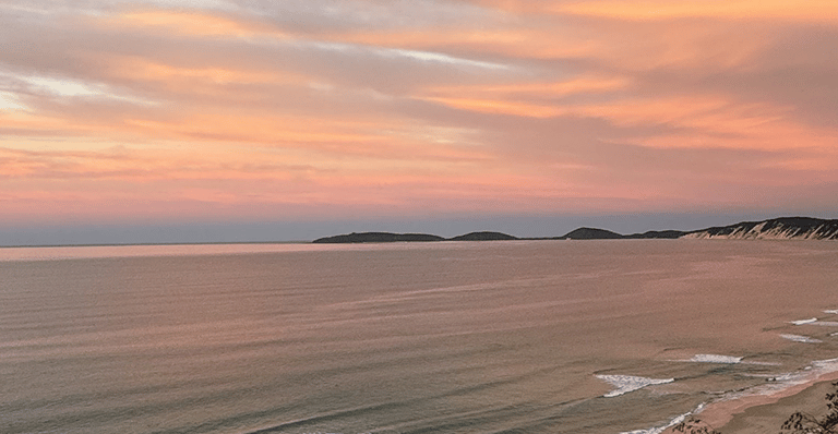 atardecer en la playa de colores rosas y amarillos