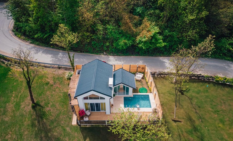 a house with a pool and a pool in the middle of a lush green lawn yemyeşil bir çimenliğin ortasında