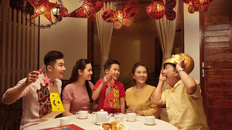 une famille vietnamien en train de rigoler