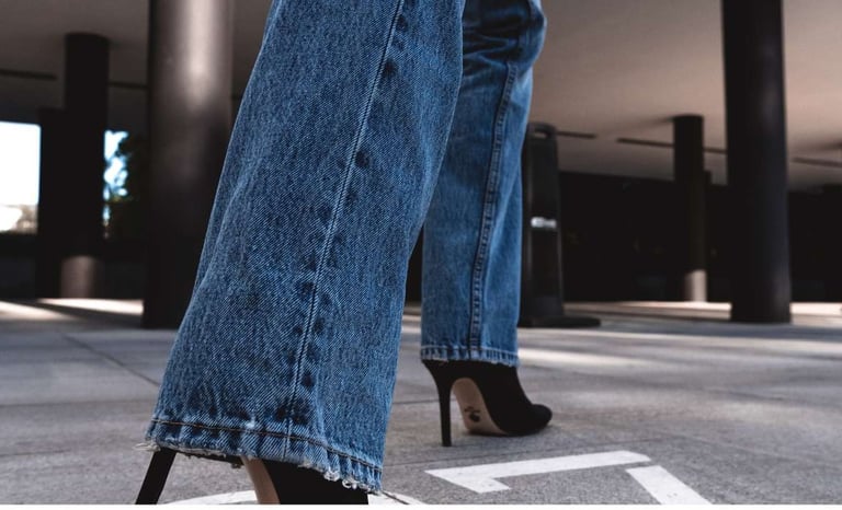 MULHER COM CALÇA JEANS E SALTO ALTO