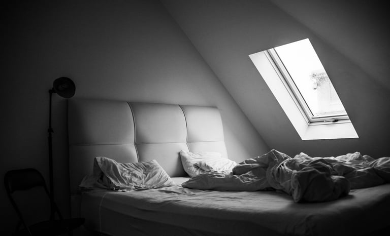 pièce sombre avant nettoyage energetique de lieu