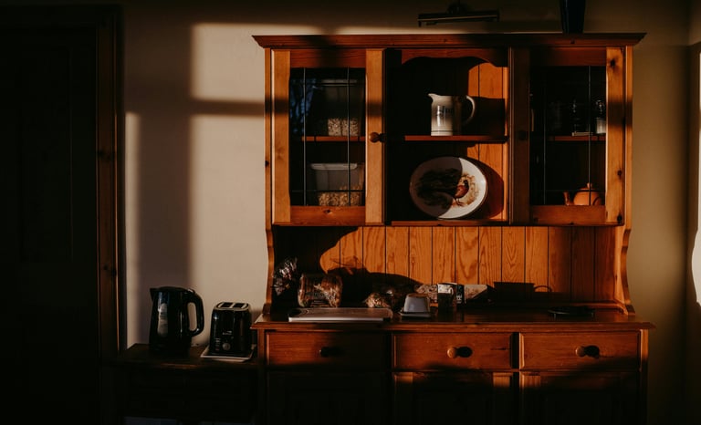 MazarakisArt: Κλασική Ξύλινη Κουζίνα με Διάφανα Ντουλάπια