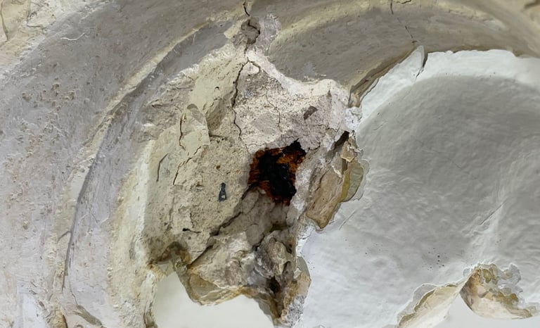 Roestvorming van de gesmede spijkers die het stucwerk eraf drukken.