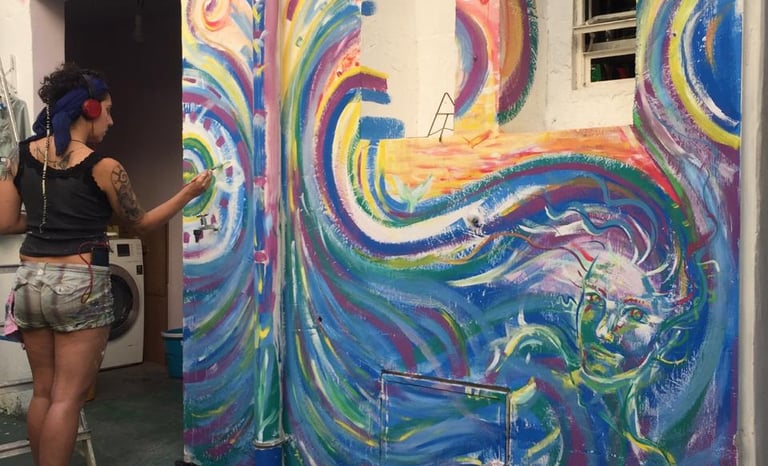 peinture murale réalisée à Rio de Janeiro avec un fond marin et animaux marins sur un coucher de soleil