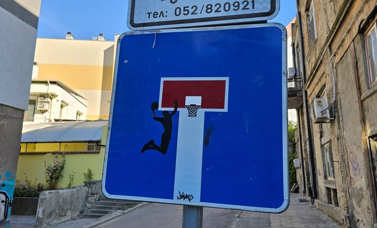 Détournement de panneaux de signalisation représentant un basketteur sur un panneau sans issue.