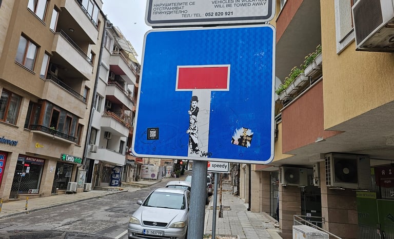 Street art sur panneau de signalisation représentant Charlie Chaplin sur un panneau dos d'äne