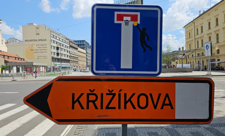 Détournement de panneaux de signalisation représentant un basketteur sur un panneau sans issue.