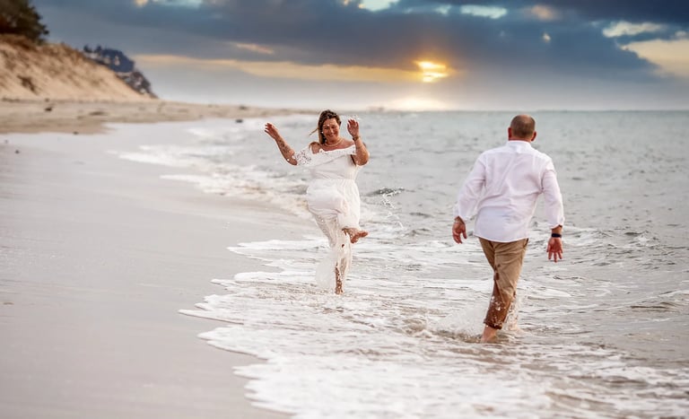 un couple joue sur la plage du bassin d'arcachon