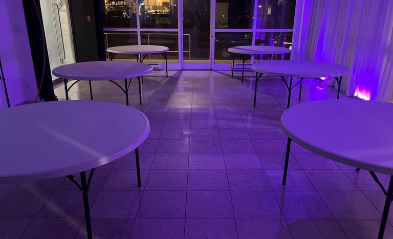 Salle vide avec six tables rondes