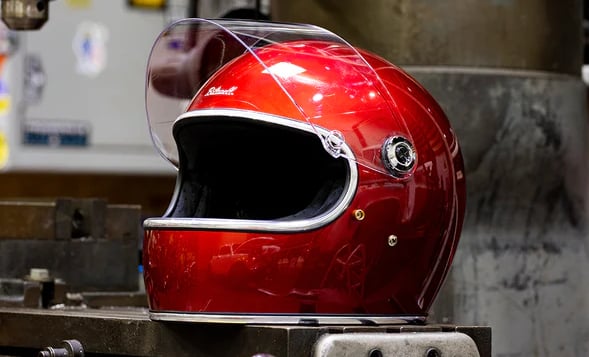 Klasyczny kask motocyklowy w odcieniach czerwieni