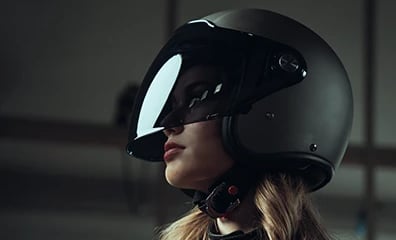 Motocyklistka w stylowym kasku miejskim marki DMD